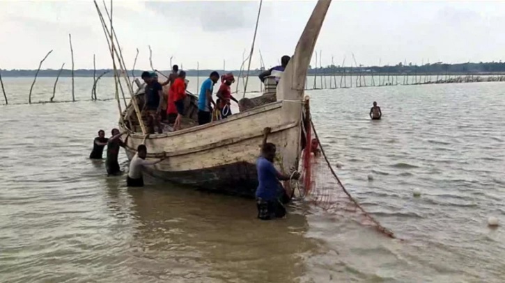 মেঘনায় প্রভাবশালীর খুঁটি, ইলিশ না পেয়ে খালিহাতে জেলে মেঘনায় প্রভাবশালীর খুঁটি, ইলিশ না পেয়ে খালিহাতে জেলে