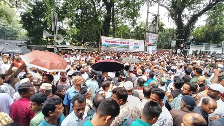 সরকারের আশ্বাসে সড়ক ছাড়লেন মাধ্যমিকের শিক্ষকরা