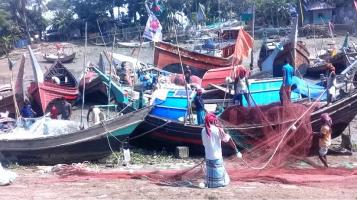 মহাজনের দাদনের কাছে জিম্মি জেলেরা,হচ্ছেনা ভাগ্যের পরিবর্তন মহাজনের দাদনের কাছে জিম্মি জেলেরা,হচ্ছেনা ভাগ্যের পরিবর্তন