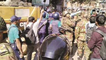 ধানমন্ডিতে ছাত্র-জনতাকে পুলিশের ধাওয়া, সাউন্ড গ্রেনেড নিক্ষেপ ধানমন্ডিতে ছাত্র-জনতাকে পুলিশের ধাওয়া, সাউন্ড গ্রেনেড নিক্ষেপ