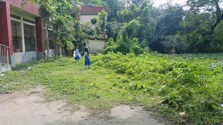 বিদ্যালয়ে মাঠ নেই, খেলাধুলা প্রায় বন্ধ