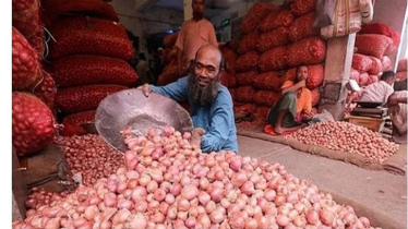 Onion Prices Fall After Import Approval at Hili