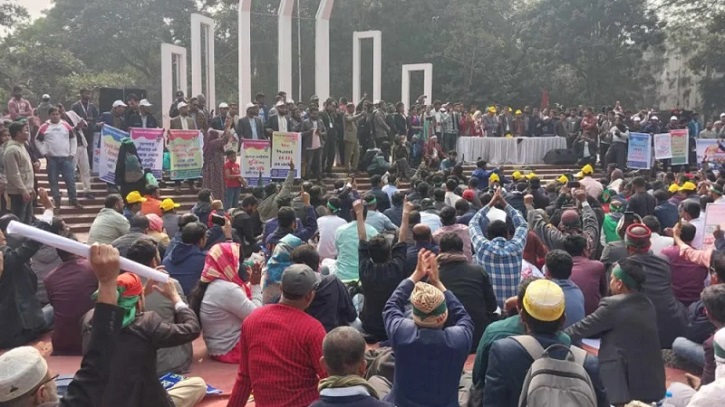 শহীদ মিনারেই রাত কাটাবেন আন্দোলনরত শিক্ষকরা শহীদ মিনারেই রাত কাটাবেন আন্দোলনরত শিক্ষকরা
