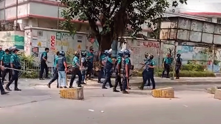 আইডিয়াল কলেজশিক্ষার্থীদের সঙ্গে পুলিশের সংঘর্ষ, সাউন্ড গ্রেনেড নিক্ষেপ আইডিয়াল কলেজশিক্ষার্থীদের সঙ্গে পুলিশের সংঘর্ষ, সাউন্ড গ্রেনেড নিক্ষেপ