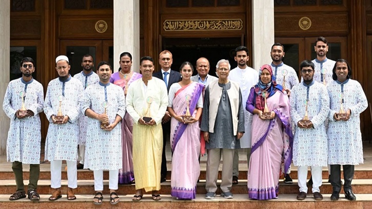 ১২ তরুণকে ‘ইয়ুথ ভলান্টিয়ার অ্যাওয়ার্ড’ প্রদান করলেন প্রধান উপদেষ্টা ১২ তরুণকে ‘ইয়ুথ ভলান্টিয়ার অ্যাওয়ার্ড’ প্রদান করলেন প্রধান উপদেষ্টা